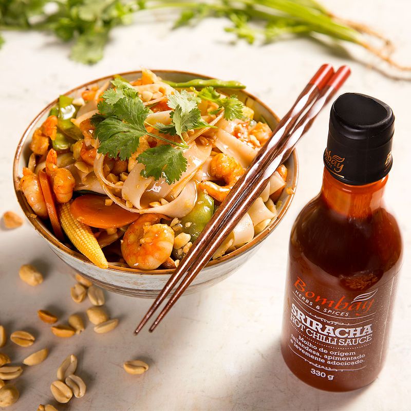 pad-thai-macarrao-de-arroz-frito-com-frutos-do-mar-e-pimenta-sriracha-bombay